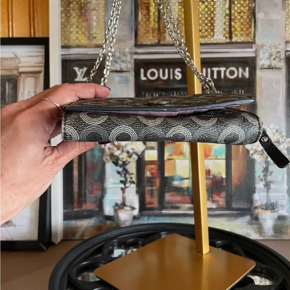 Stylish Black and Gray Chain Shoulder Bag - Picture 5 of 7